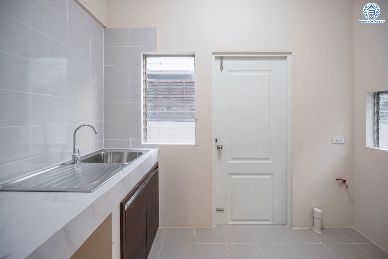 บ้านมือสองตกแต่งใหม่ สังคมคุณภาพแบรนด์ LH โครงการ อินนิซิโอ ปิ่นเกล้า-วงแหวน หลังมุม เนื้อที่ 52.5 ตร.ว. ฟังก์ชัน 3 ห้องนอน 2 ห้องน้ำ 2 ที่จอดรถ บนทำเลศักยภาพ เดินทางสะดวก เชื่อมต่อทั้งปิ่นเกล้า-ศาลายา ใกล้เซ็นทรัลเวสต์เกต รถไฟฟ้าสายสีม่วง "สถานีตลาดบางใหญ่" และทางด่วน "กาญจนาภิเษก"